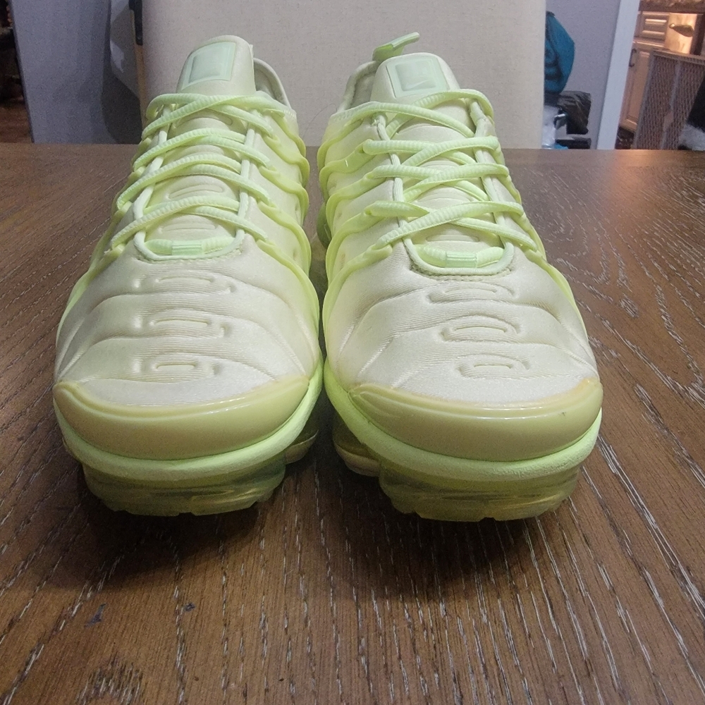 Nike air vapormax, used, no box, like new, 5 men/6.5 women, barely volt - Picture 2 of 10